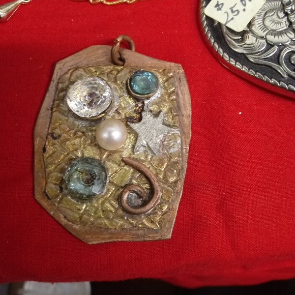 Pendent - Picture 2 of 3